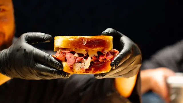 Reuben Sandwich in der Hand
